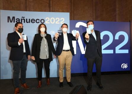 El candidato del Partido Popular de Castilla y León a las elecciones del 13 de febrero, Alfonso Fernández Mañueco(2D), presenta el programa electoral del PPCyL en la localidad palentina de Becerril de Campos; junto a la presidenta provincial del PP, Ángel