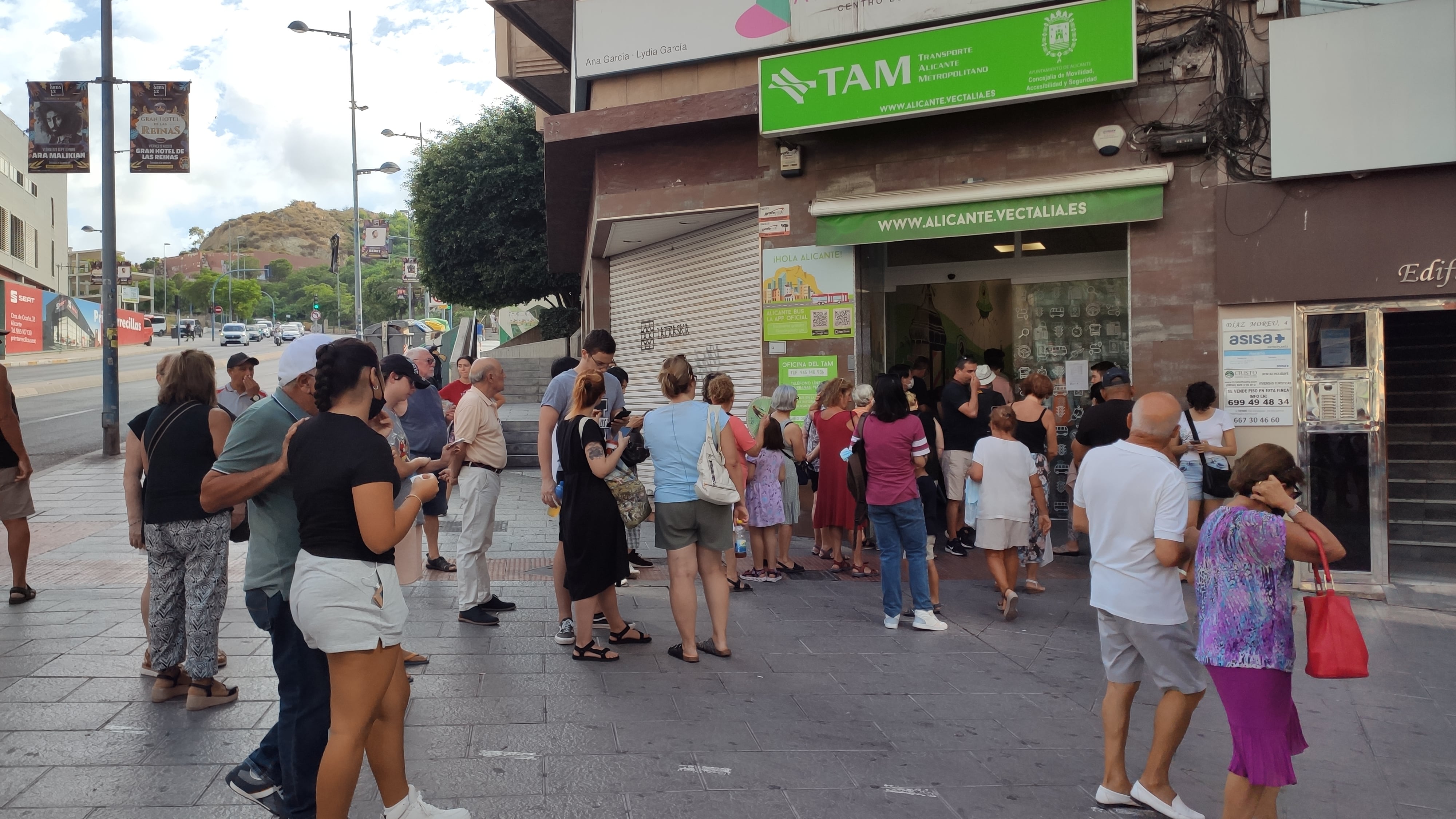 Colas frente a la oficina de la TAM para solucionar la problemática con el fin de poder utilizar los bonos