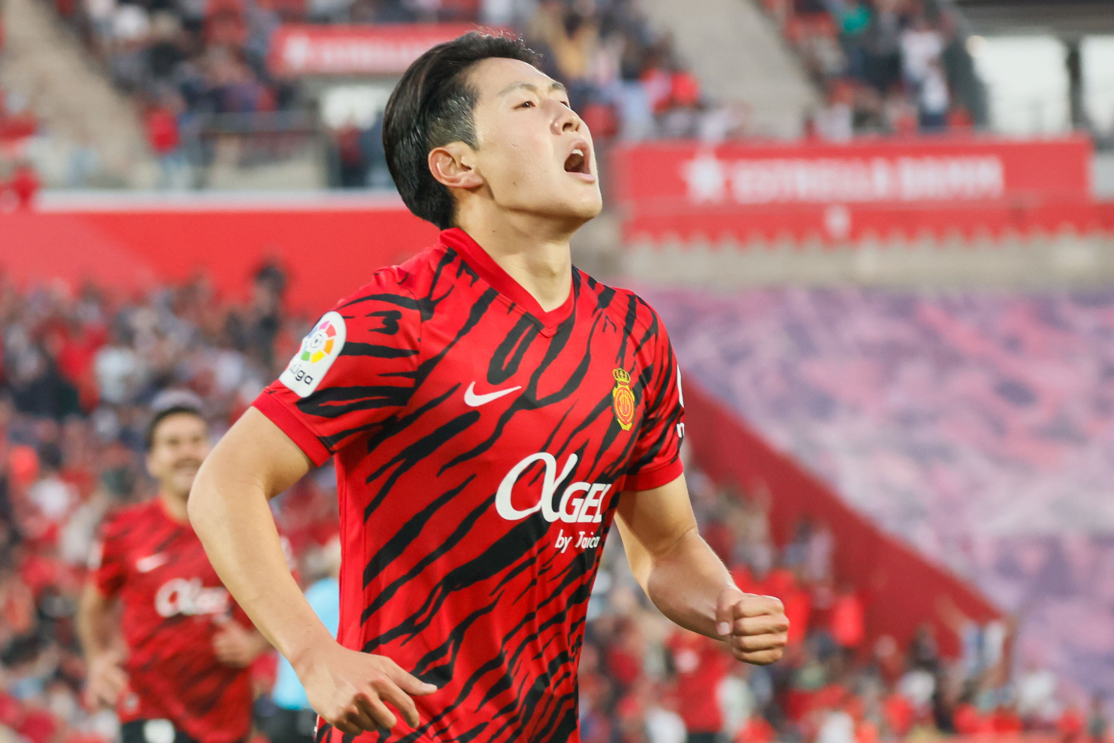 PALMA DE MALLORCA (ISLAS BALEARES), 23/04/2023.- Lee Kang-in del Mallorca celebra el tercer gol ante el Getafe, durante el encuentro correspondiente a la jornada 30 de primera división entre el Real Mallorca y el Getafe hoy, en el estadio de Son Moix, en la capital balear. EFE/CATI CLADERA.
