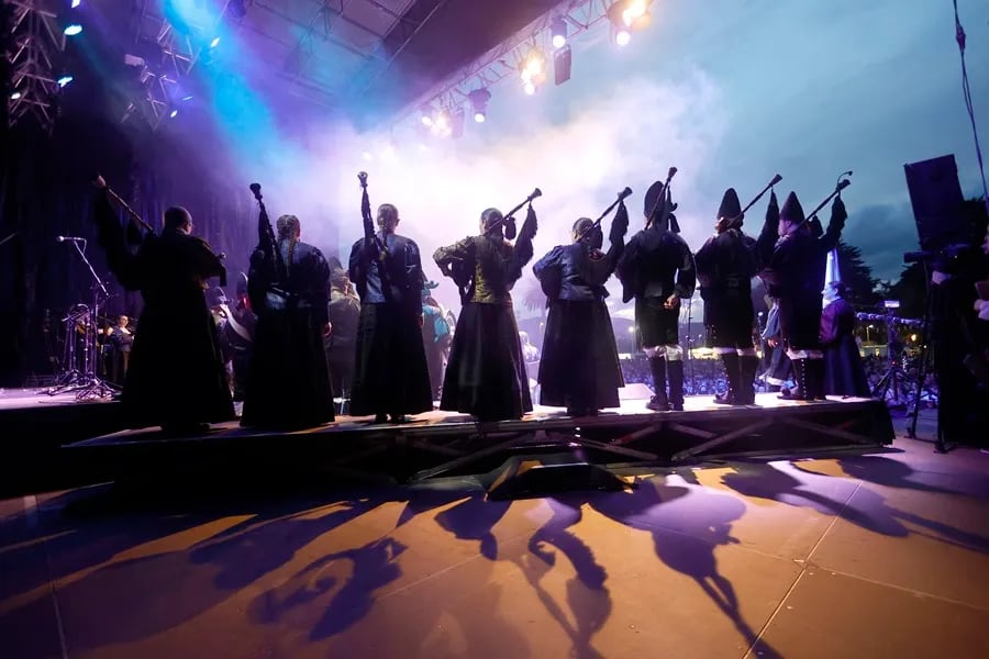 La Escola de Gaitas de Ortigueira, durante su actuación en el Festival Internacional do Mundo Celta de este pasado verano (foto: Kiko Delgado / EFE)