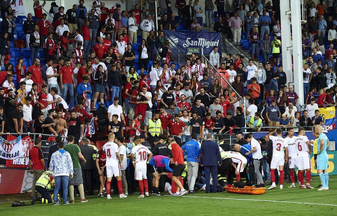 Momentos de incertidumbre después de la avalancha provocada en la zona de la grada oeste donde estaban los seguidores del Sevilla