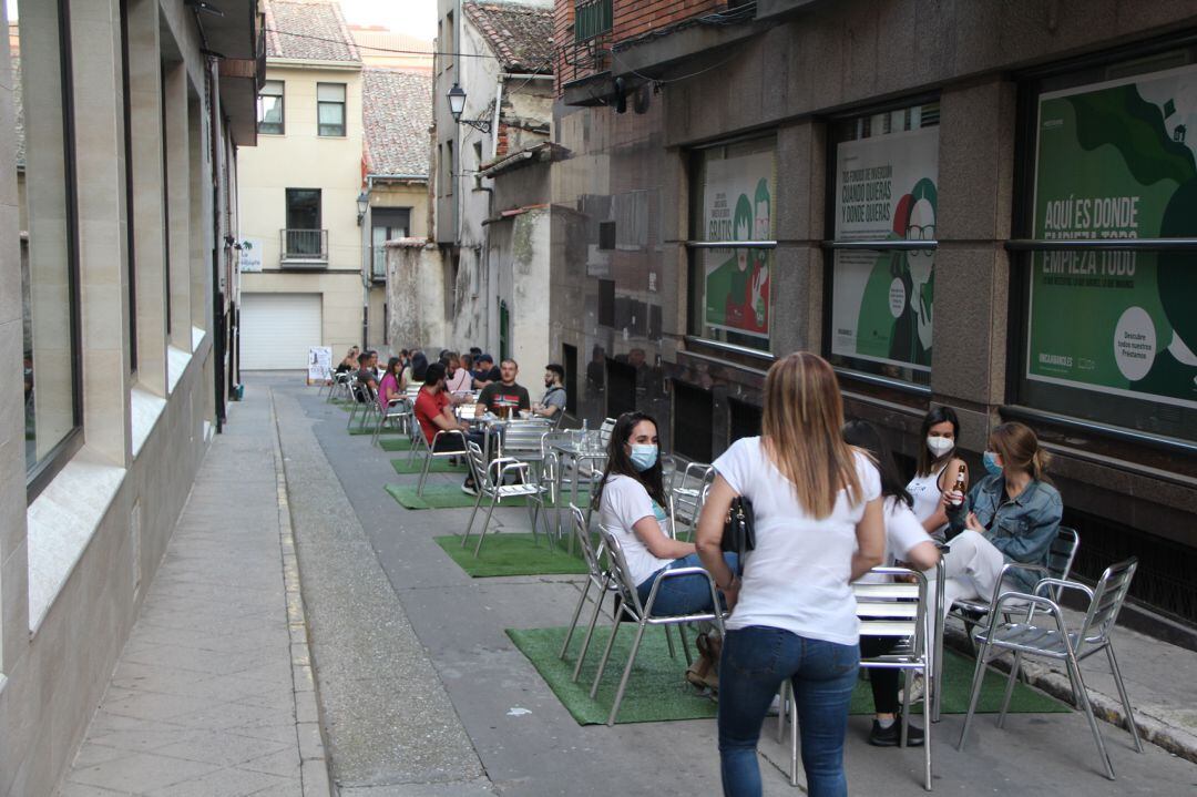 Una terraza en una calle de Cuéllar durante el verano de 2020