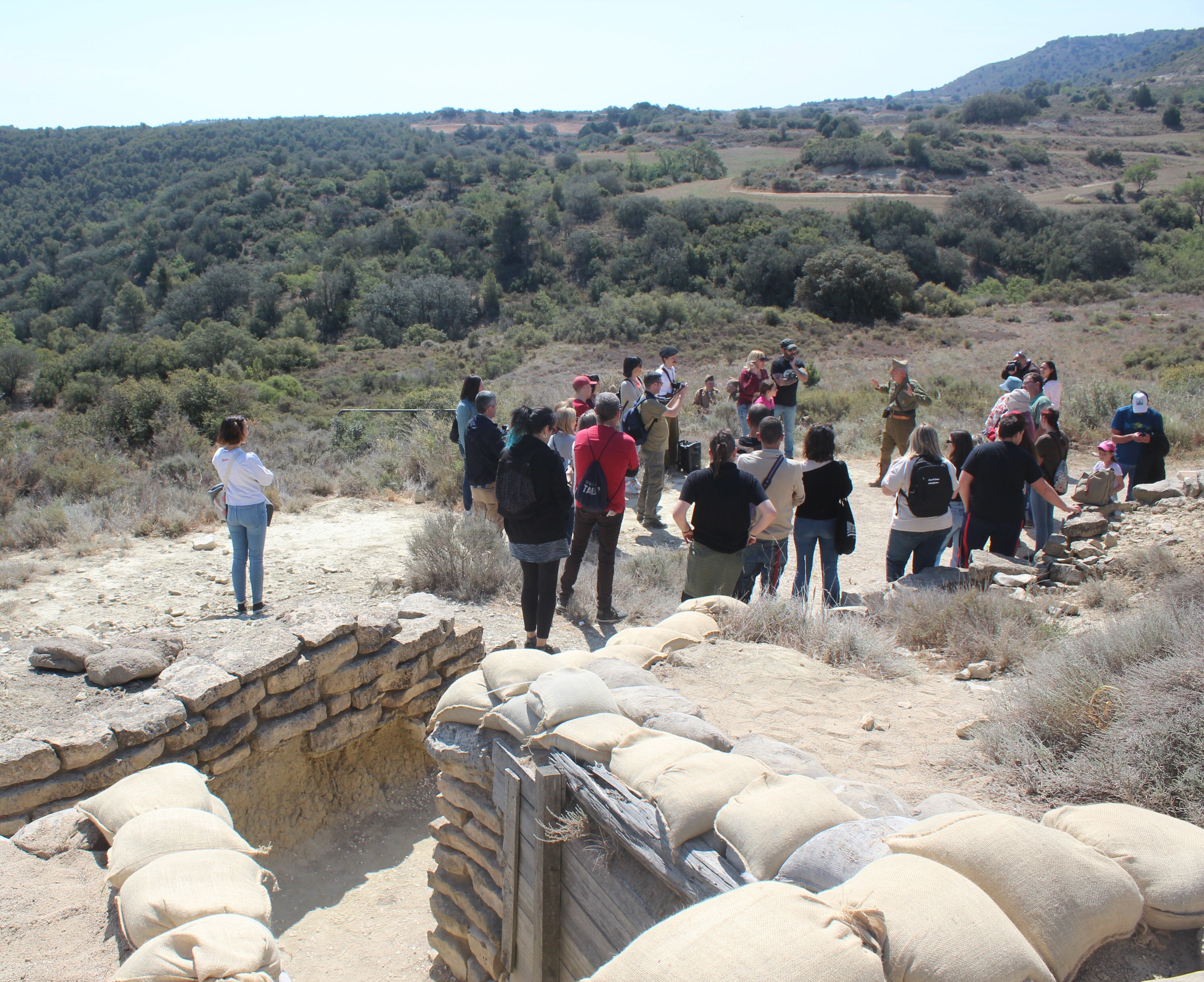 Turistas visitando la ruta Orwell en Monegros