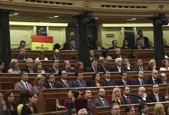 El senador navarro de IU, Iñaki Bernal, durante el discurso del rey