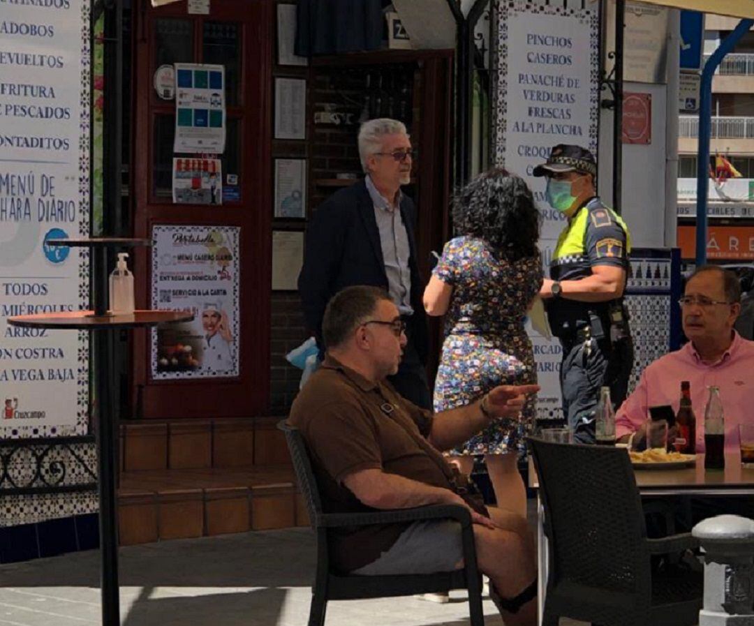Un agente de la Policía Local inspecciona un velador en su reapertura tras el confinamiento