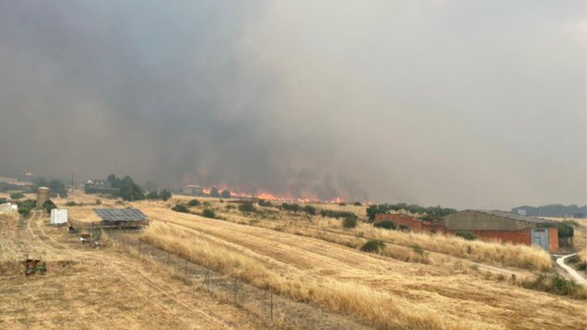Columna de humo sobre el pueblo de Riofrío de Aliste