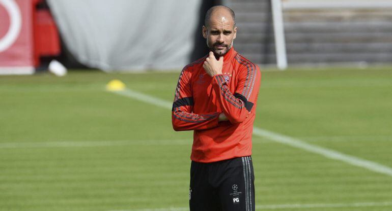 KN01. MÚNICH (ALEMANIA), 11/05/2015.- El entrenador español del Bayern Múnich, Josep Guardiola, dirige el entrenamiento del equipo en Múnich, Alemania, el 11 de mayo del 2015, en la víspera de su enfrentamiento al FC Barcelona en partido de vuelta de semi