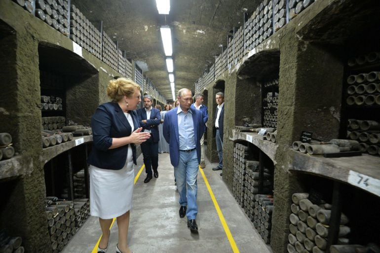 MOS11 YALTA 11/09/2015 .- El presidente ruso, Vladimir Putin (c), y el ex primer ministro italiano, Silvio Berlusconi (fuera de la imagen), visitan la bodega de Massandra en Yalta, Crimea, hoy 11 de septiembre de 2015. Berlusconi llegó hoy en visita priva