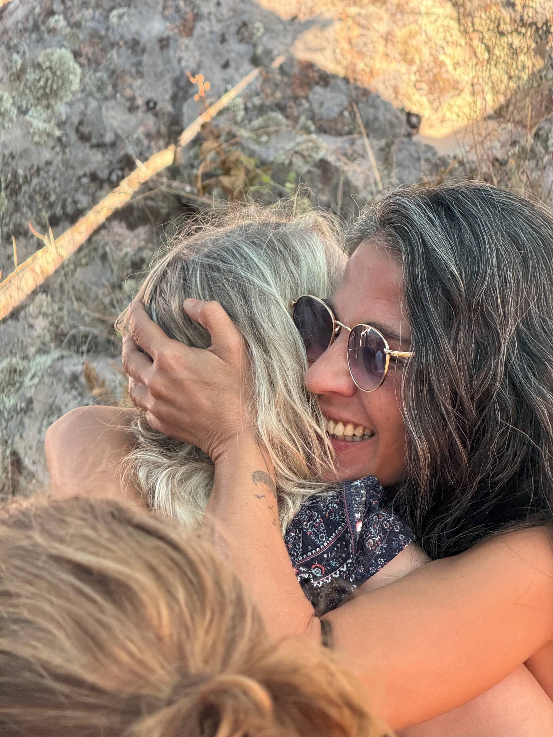 Inma Montero se abraza con una de sus familiares.