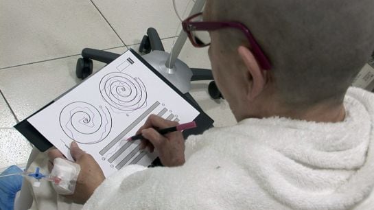 Fotografía cedida por Resofus Alomar de la intervención de cerebro a una paciente sin abrir el cráneo, que se realiza por primera vez en España.