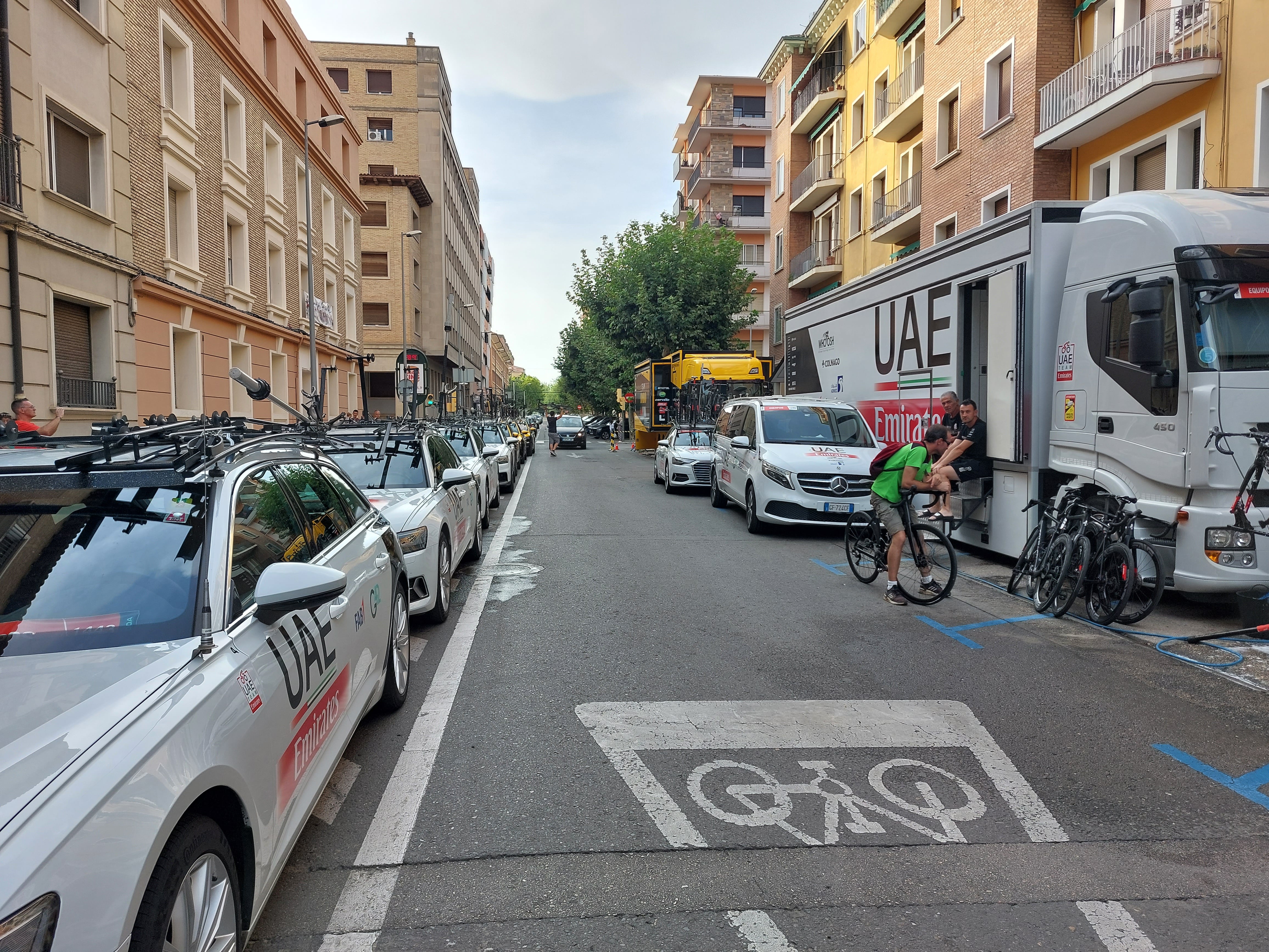 Los aldeaños del Hotel Pedro I están ocupados por los vehículos de los equipos