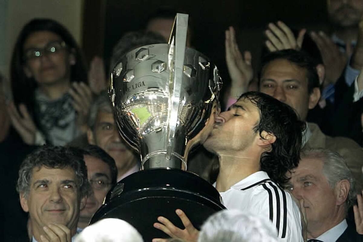 Raúl besa la liga 31ª del Madrid
