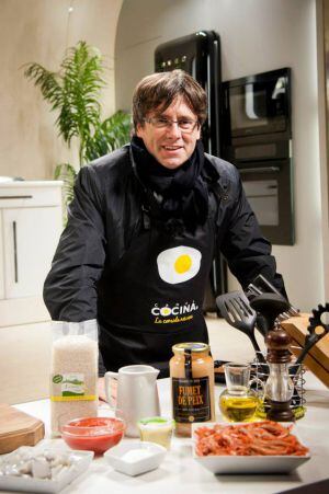 El president de la Generalitat y exalcalde de Girona, Carles Puigdemont, también se puso el delantal.