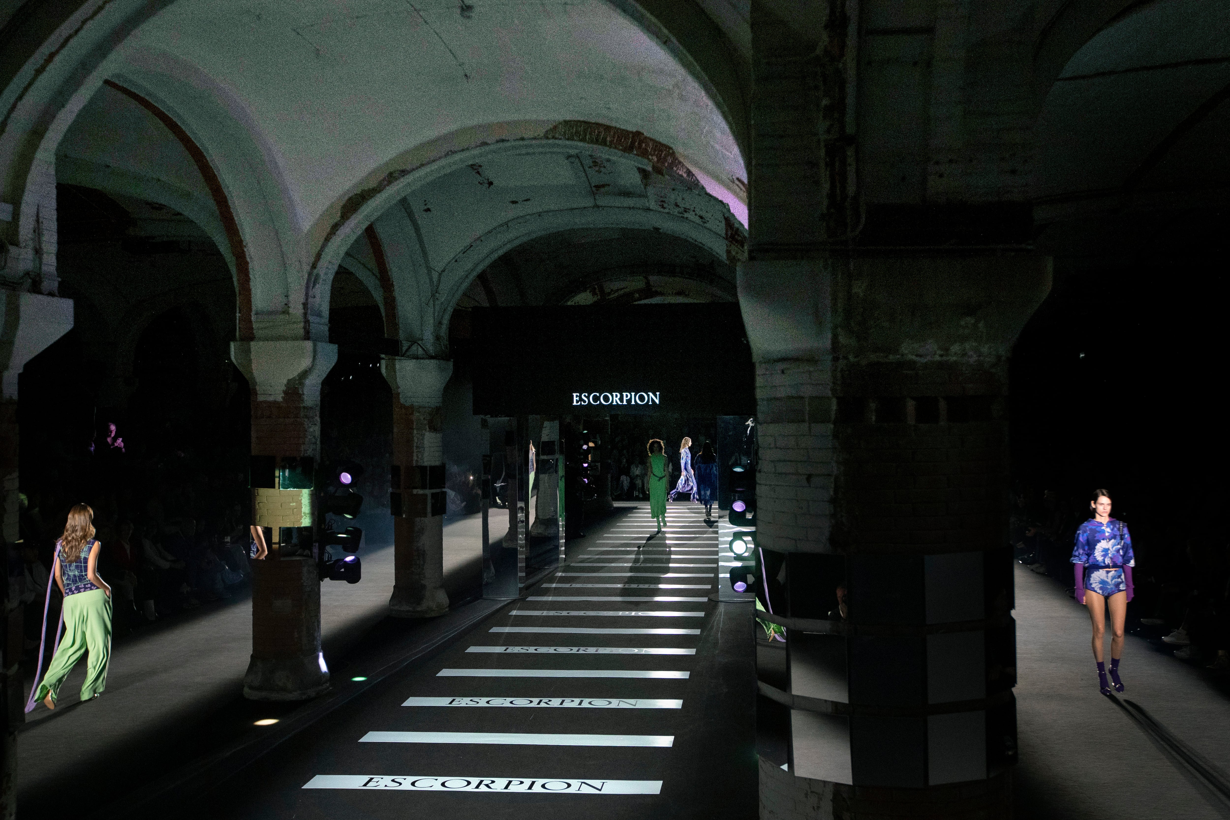 GRAFCAT2376. BARCELONA, 09/04/2024.- Aspecto del desfile de la marca Escorpion que inaugura la primera jornada de 080 Barcelona Fashion. EFE/Marta Pérez