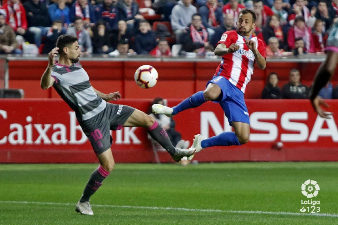 Aitor García disputa un balón en el partido contra el Granada.