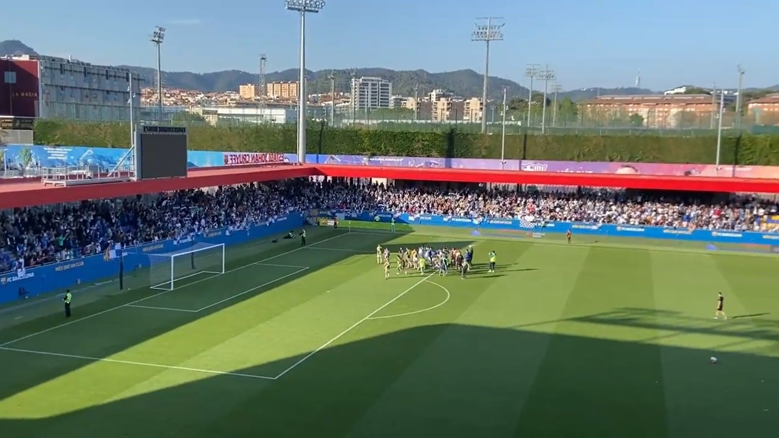 La invasión de la afición del Sabadell al Estadio Johan Cruyff