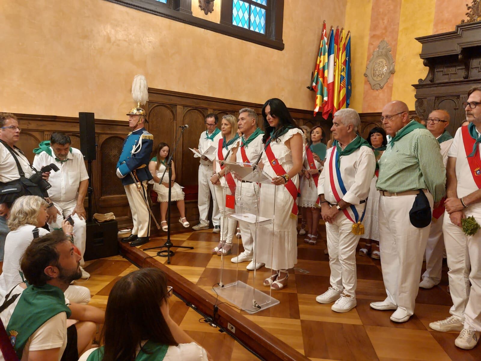 Lorena Orduna y Gerard Trémège en el acto institucional de izado de bandera por San Lorenzo.