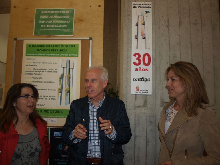 El delegado de la Junta en Palencia y a su izquierda la directora de la Biblioteca