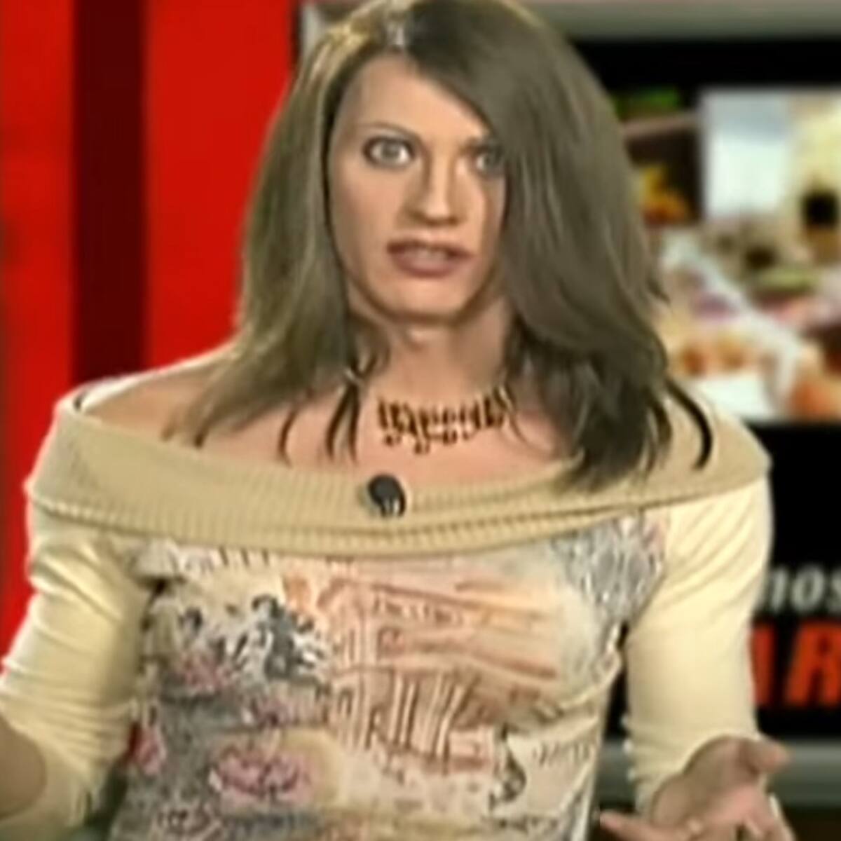 Paco León recupera, veinte años después, el personaje que le catapultó a la fama: así es la nueva Raquel Revuelta