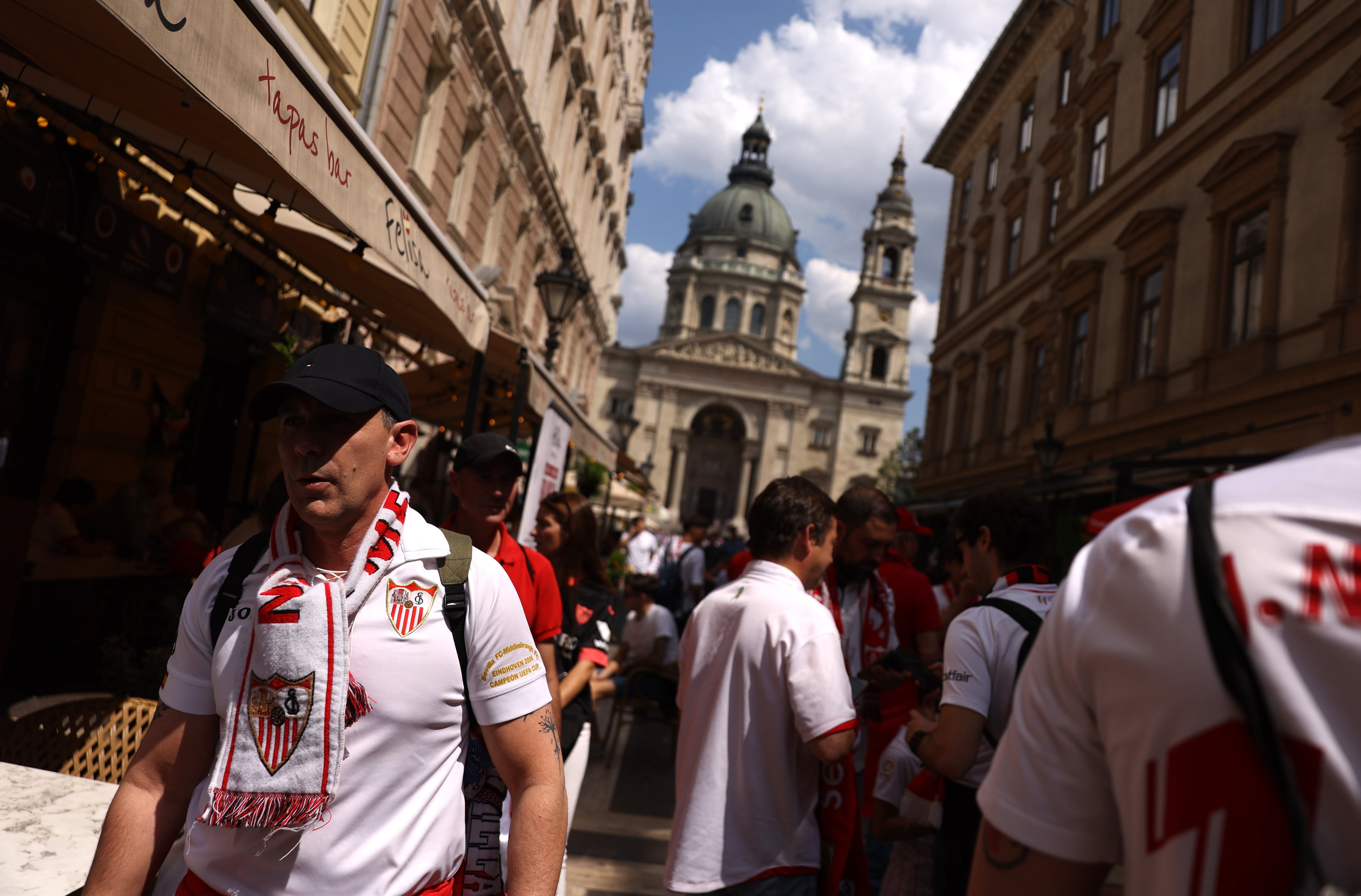 Seguidores del Sevilla en las inmediaciones de la basílica de San Esteban de Budapest, en la previa de la final de la Europa League. (Photo by Alex Pantling/Getty Images)