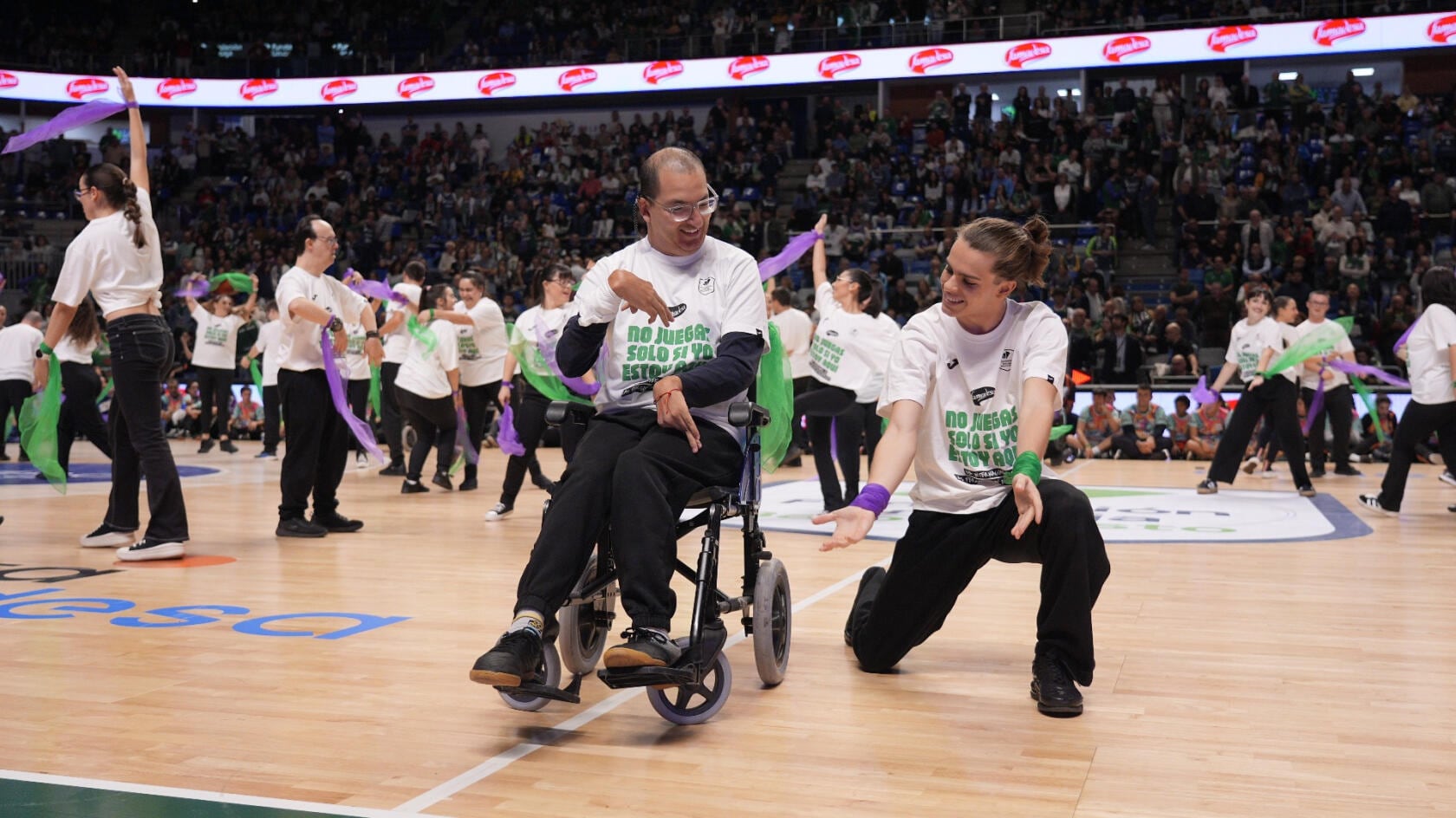 El Conservatorio Superior de Danza Ángel Pericet, con la colaboración del Conservatorio Profesional de Danza Pepa Flores, han preparado una coreografía con el himno del Unicaja con personas con discapacidad