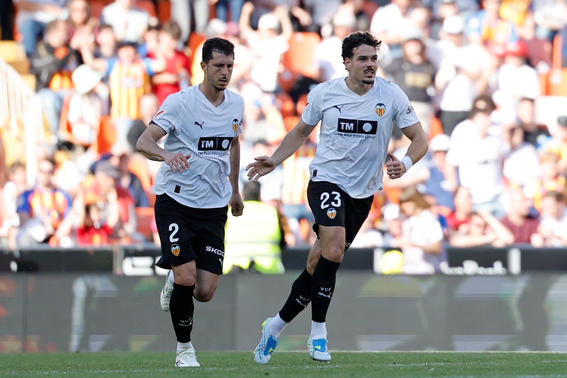 VALENCIA, 05/04/2026.- El centrocampista del Valencia Guido Rodríguez (i) celebra tras marcar el 2-3 durante el partido de la jornada 30 de LaLiga EA Sports entre Valencia CF y Celta de Vigo, este domingo en el estadio de Mestalla, en Valencia. EFE/ Ana Escobar