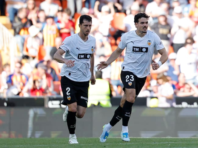 VALENCIA, 05/04/2026.- El centrocampista del Valencia Guido Rodríguez (i) celebra tras marcar el 2-3 durante el partido de la jornada 30 de LaLiga EA Sports entre Valencia CF y Celta de Vigo, este domingo en el estadio de Mestalla, en Valencia. EFE/ Ana Escobar