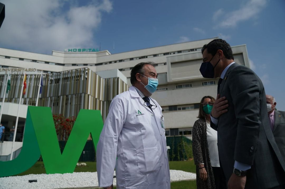 El presidente de la Junta, Juanma Moreno, llegando este lunes al Hospital Virgen Macarena