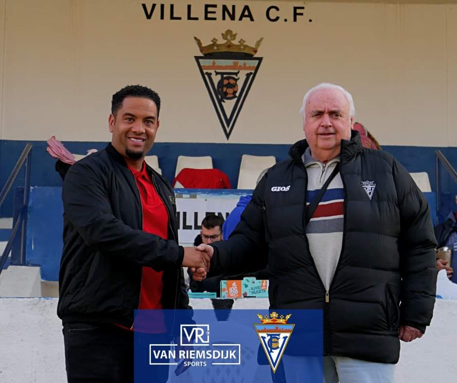 El Presidente del Villena CF con un representante de la empresa holandesa