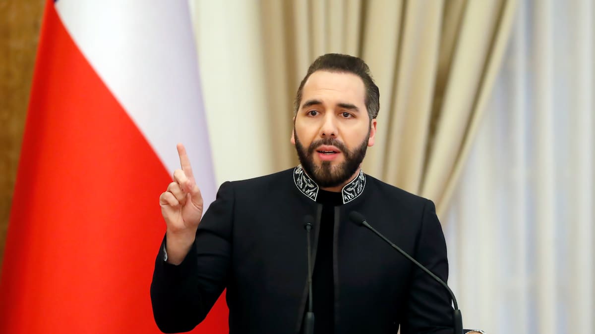 Un analista explica las sombras del régimen autoritario de Bukele en El Salvador: "Controla los tres poderes del Estado"