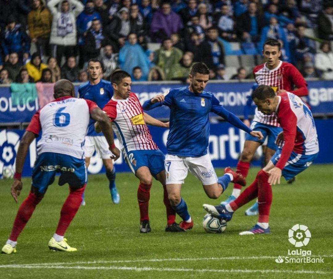 Omar Ramos es presionado por tres jugadores del Sporting.