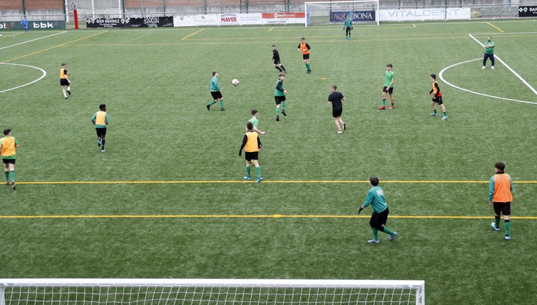 Jóvenes durante un entrenamiento tras el retorno del deporte escolar a Bilbao. Imagen de archivo