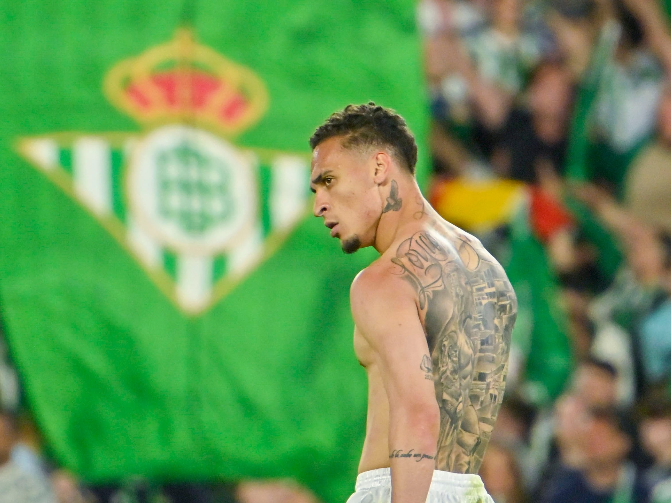 El centrocampista brasileño Antony, en el Benito Villamarín. EFE/Raúl Caro.