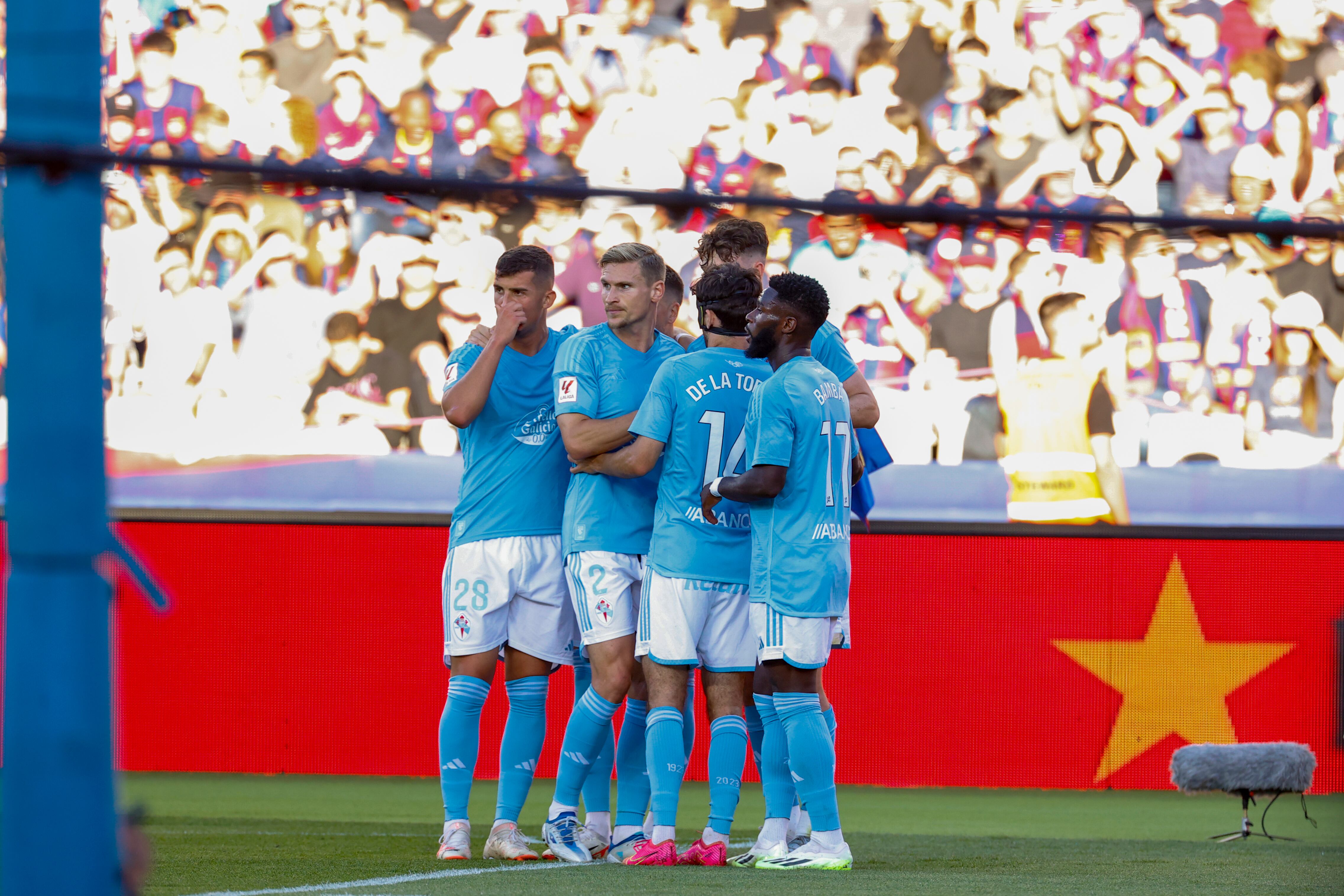 BARCELONA , 23/09/2023.- Los jugadores del Celta de Vigo celebran el gol de Jörgen Strand Larsen, primero del equipo gallego, durante el encuentro de la jornada 6 de LaLiga entre FC Barcelona y RC Celta de Vigo, este sábado en el Estadio Olímpico de Montjuic, en Barcelona. EFE/ Toni Albir
