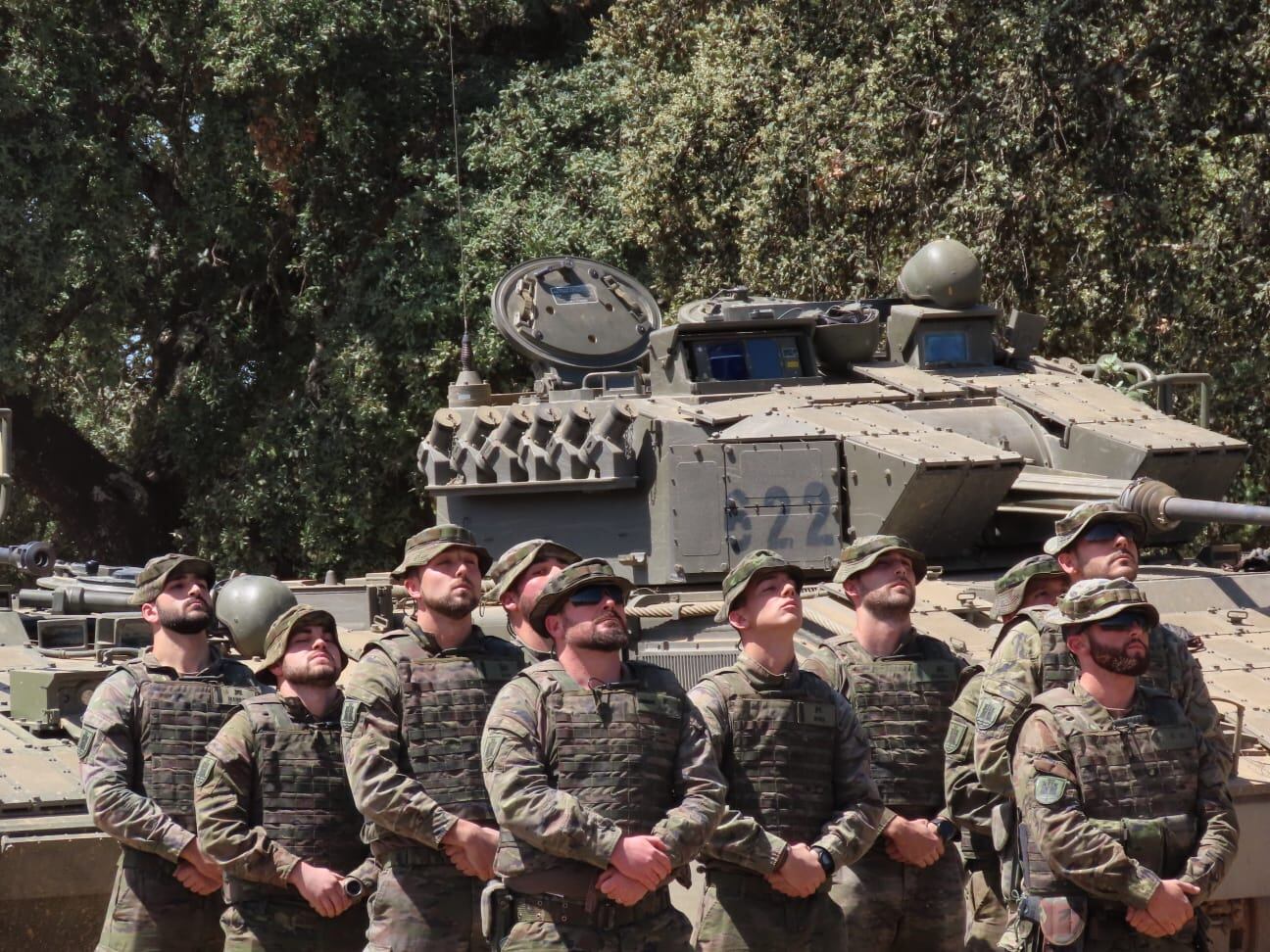 Militares de Cerro Muriano tras participar en un ejercicio activo de respuesta rápida con carros de combate Leopard 2 y  Pizarro en zonas urbanas