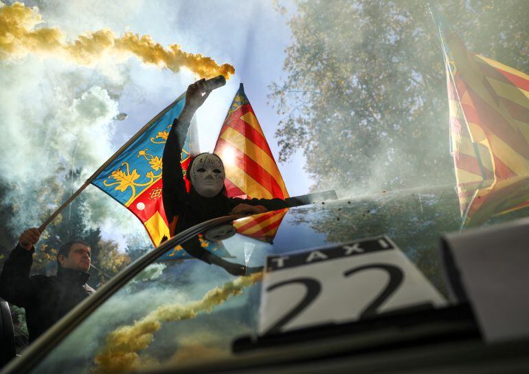 Protestas durante la manifestación en Madrid del sector del taxi.