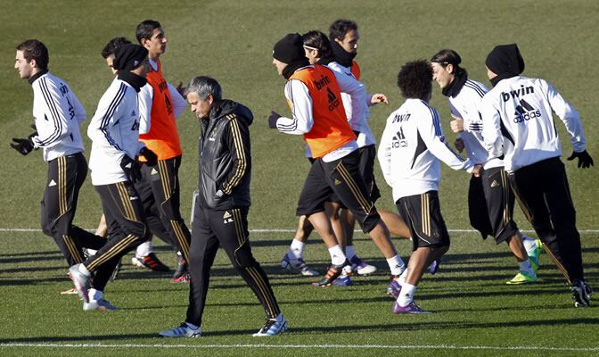 Mourinho , junto al resto de jugadores madridistas durante el entrenamiento