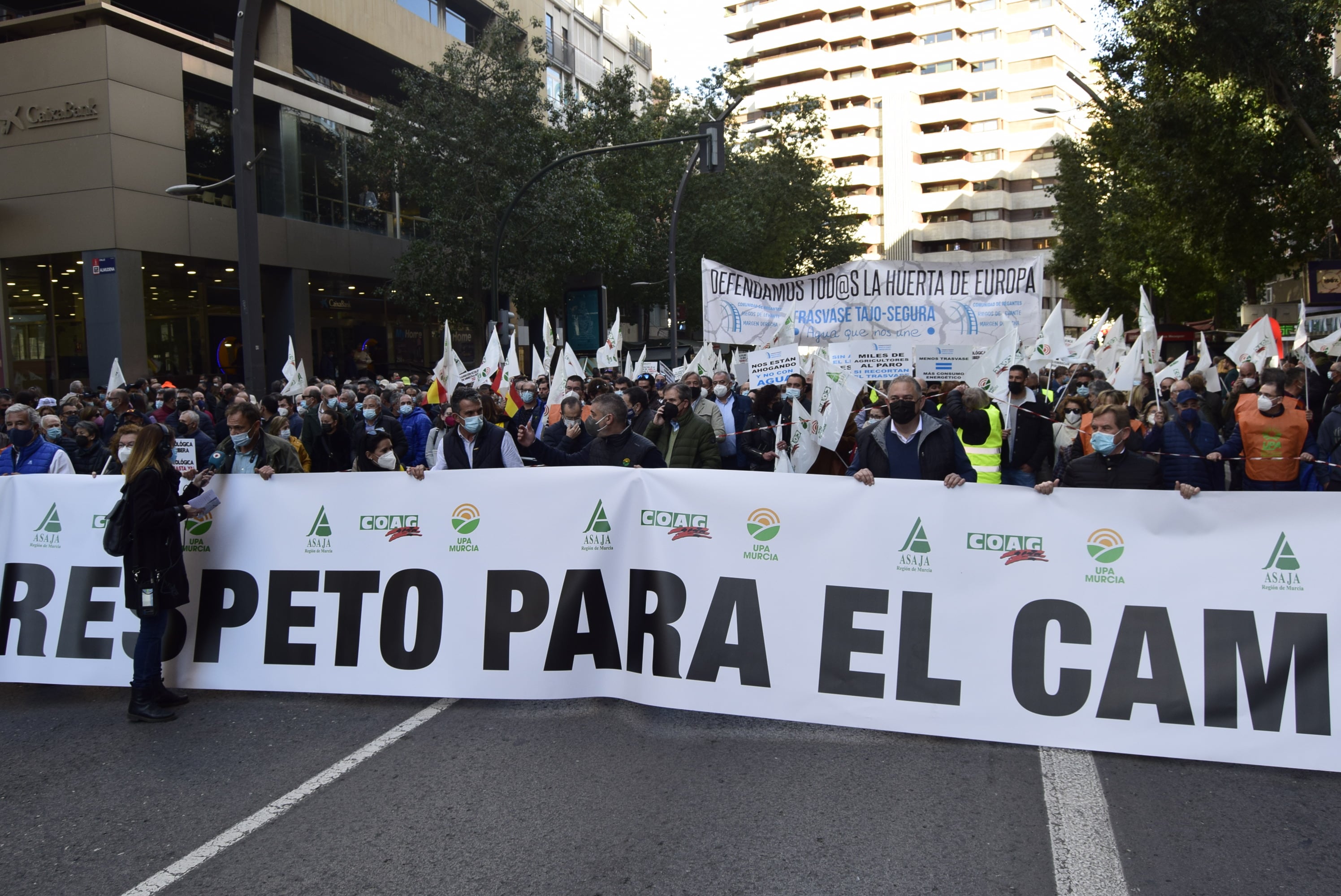 Agricultores y ganaderos han recorrido el centro de Murcia por la Gran Vía en protesta para pedir &quot;respeto&quot; para el campo