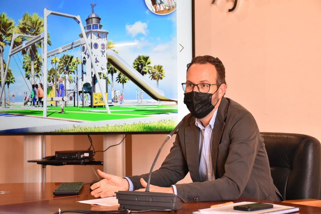 El edil Héctor Díez, presentando el nuevo proyecto de juegos infantiles en el Parque Municipal