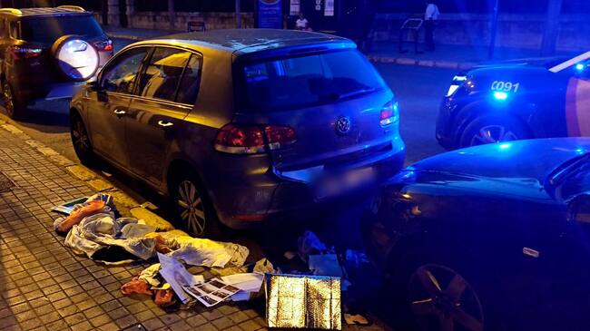 Uno de los vehículos afectados con los objetos en su interior esparcidos por el suelo