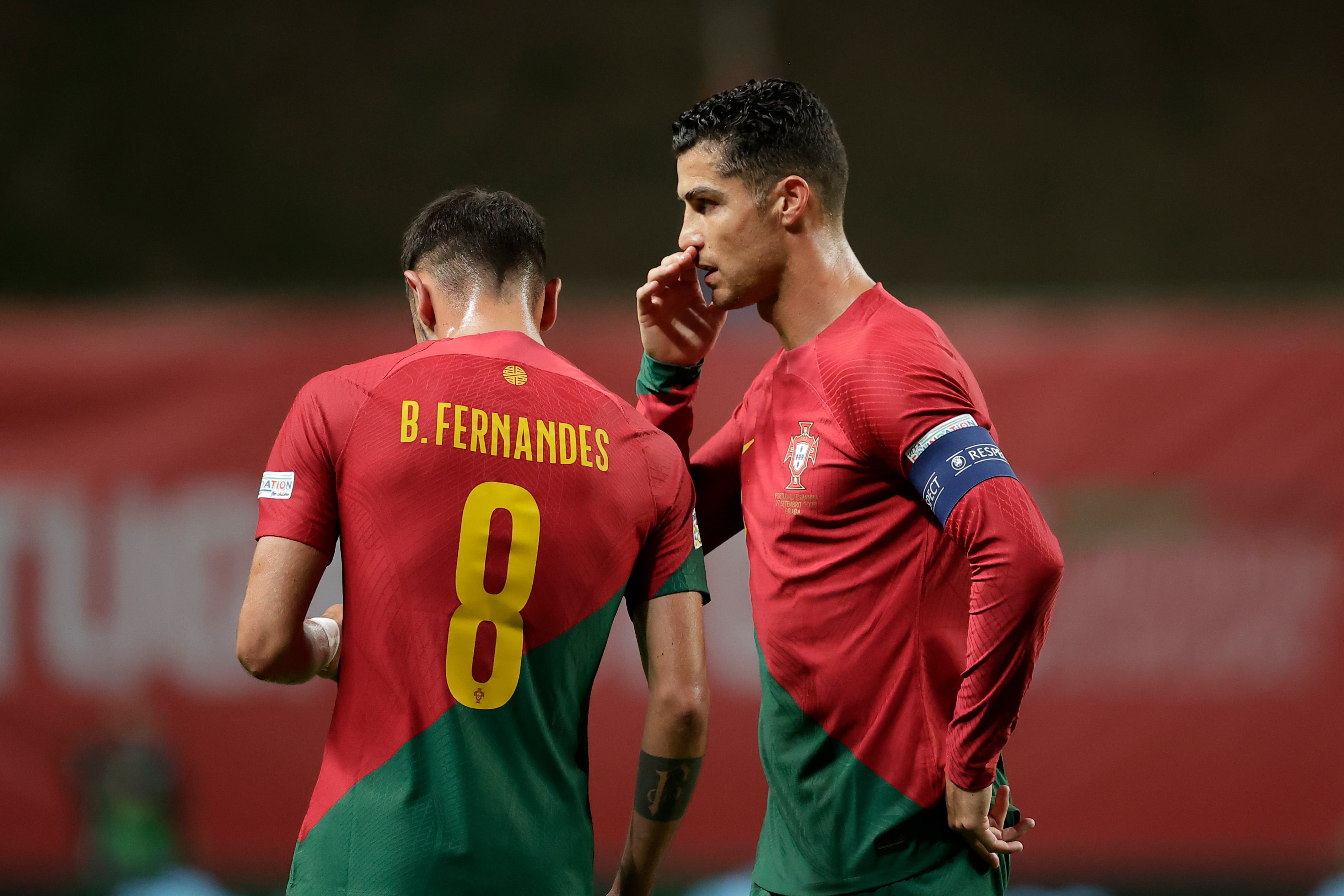 Bruno Fernandes y Cristiano Ronaldo durante un partido con Portugal