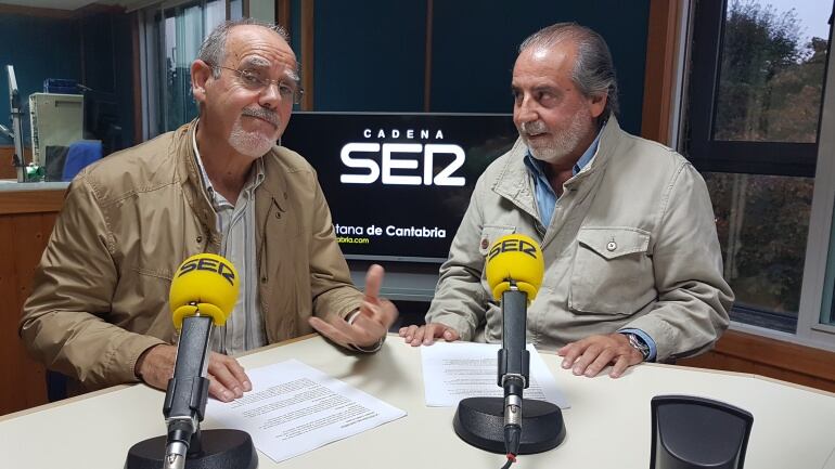 Jose Villaverde y Juan Calzada, contertulios de la Ventana, en el estudio de Radio Santander