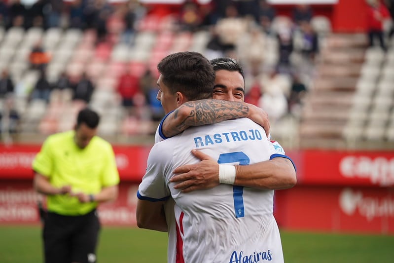 Tomás se abraza a Rastrojo
