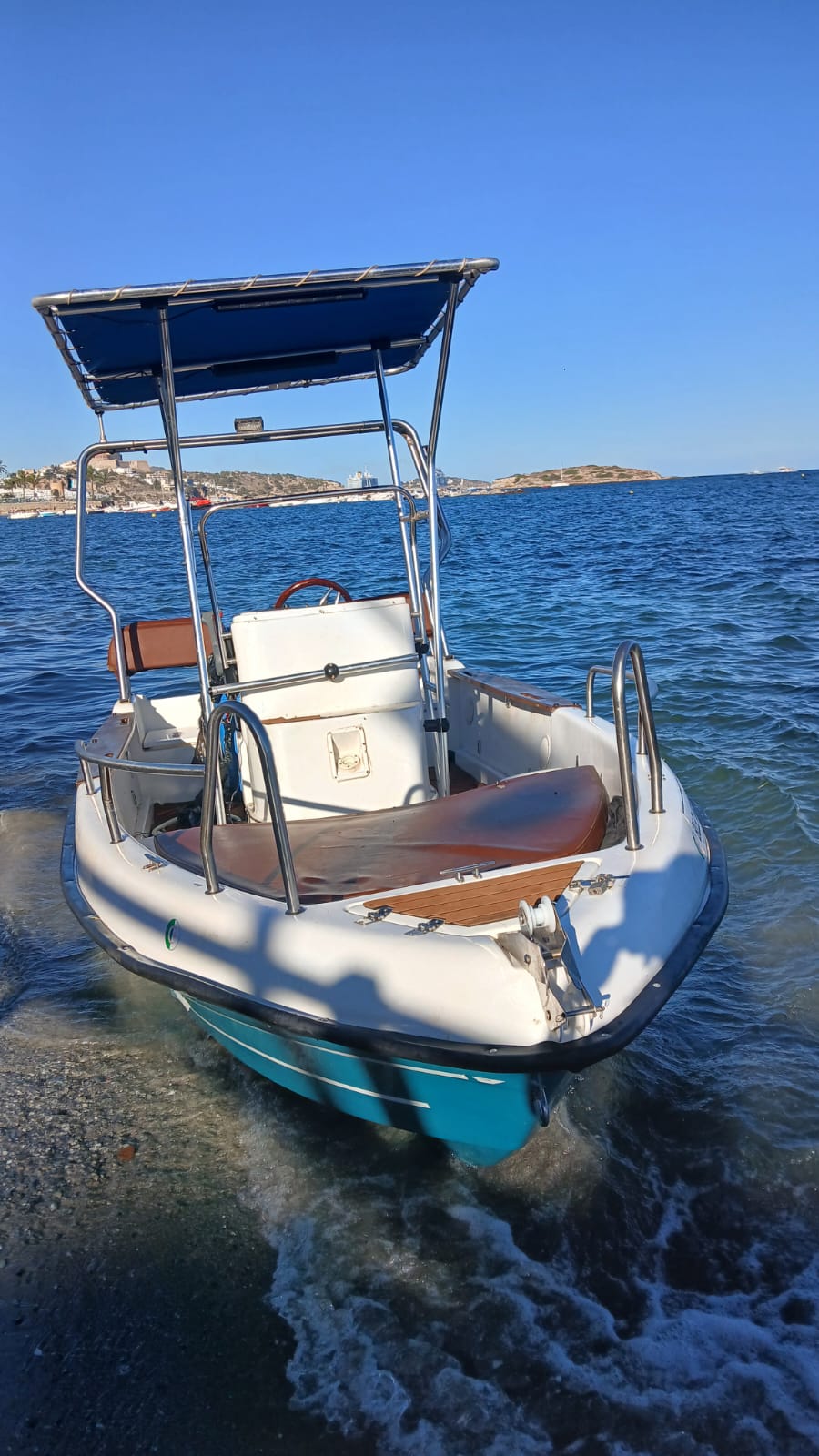 Imagen de la patera que llegó ayer a Ibiza