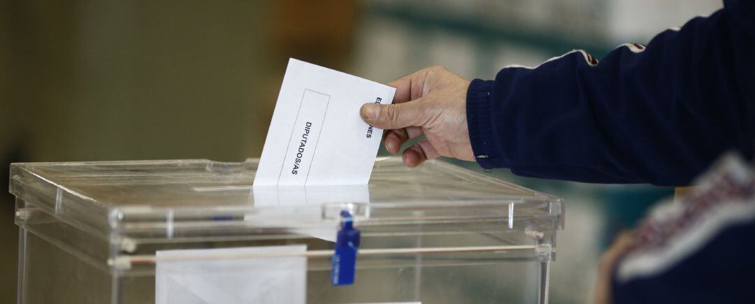 Urnas en un colegio electoral de Madrid