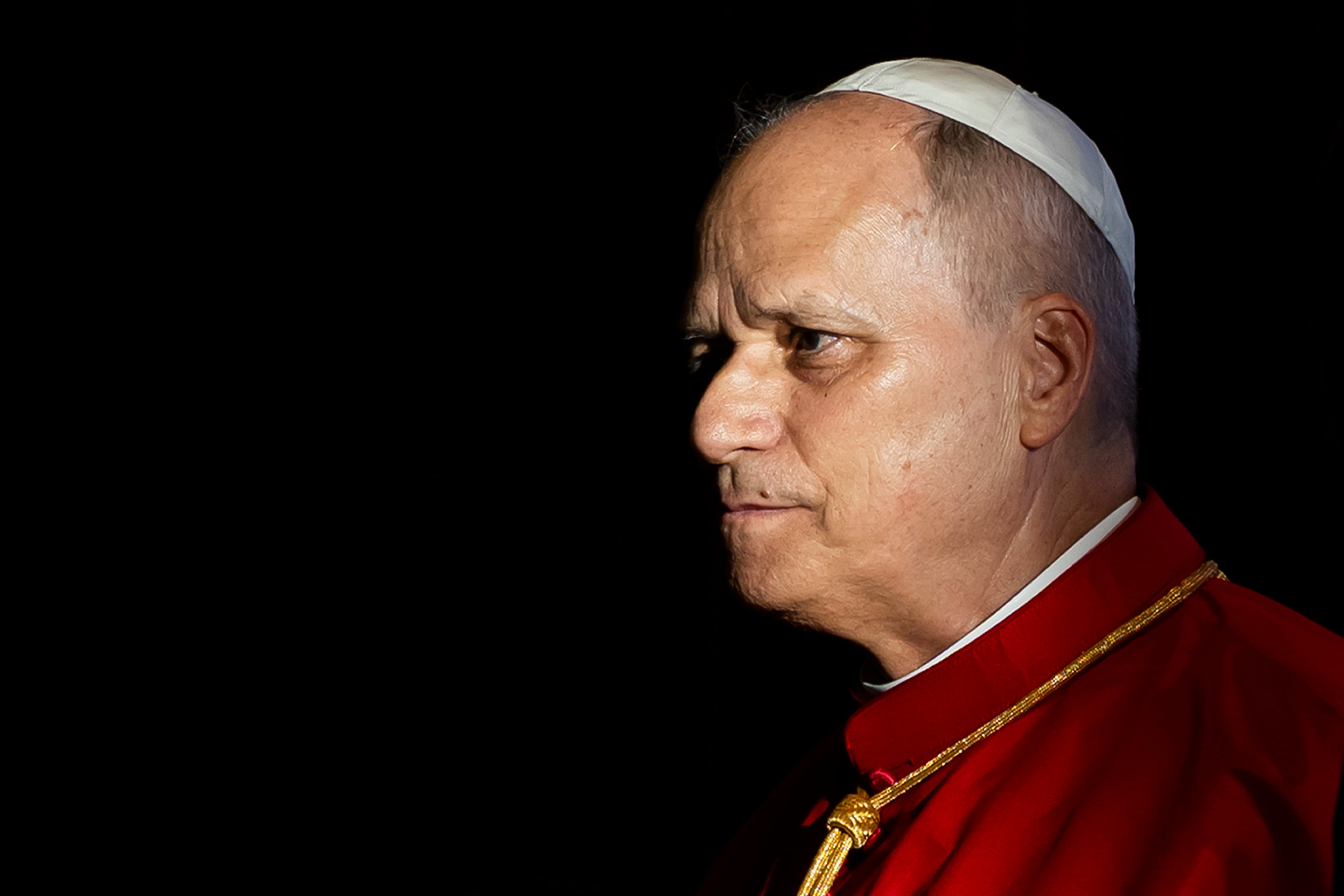 El papa León XIV observa durante una reunión con las autoridades, la sociedad civil y el cuerpo diplomático en el Palacio Presidencial de Luanda, Angola, el 18 de abril de 2026.