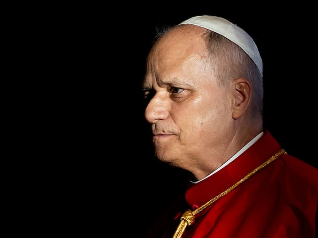 El papa León XIV observa durante una reunión con las autoridades, la sociedad civil y el cuerpo diplomático en el Palacio Presidencial de Luanda, Angola, el 18 de abril de 2026.