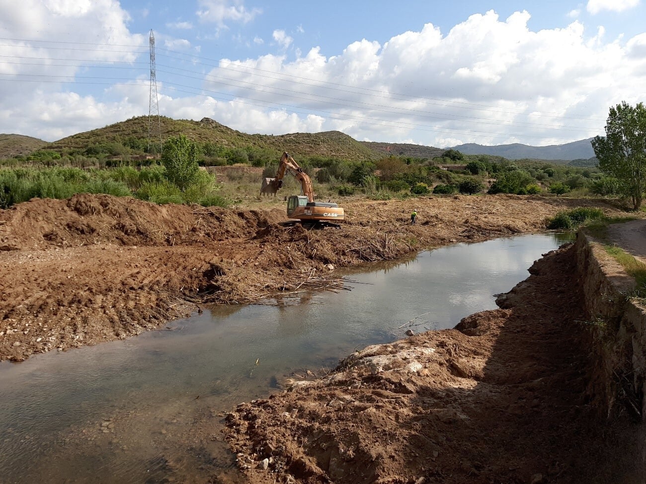 Imagen de las actuaciones que se están realizando en el río Palancia, en el término municipal de Soneja.