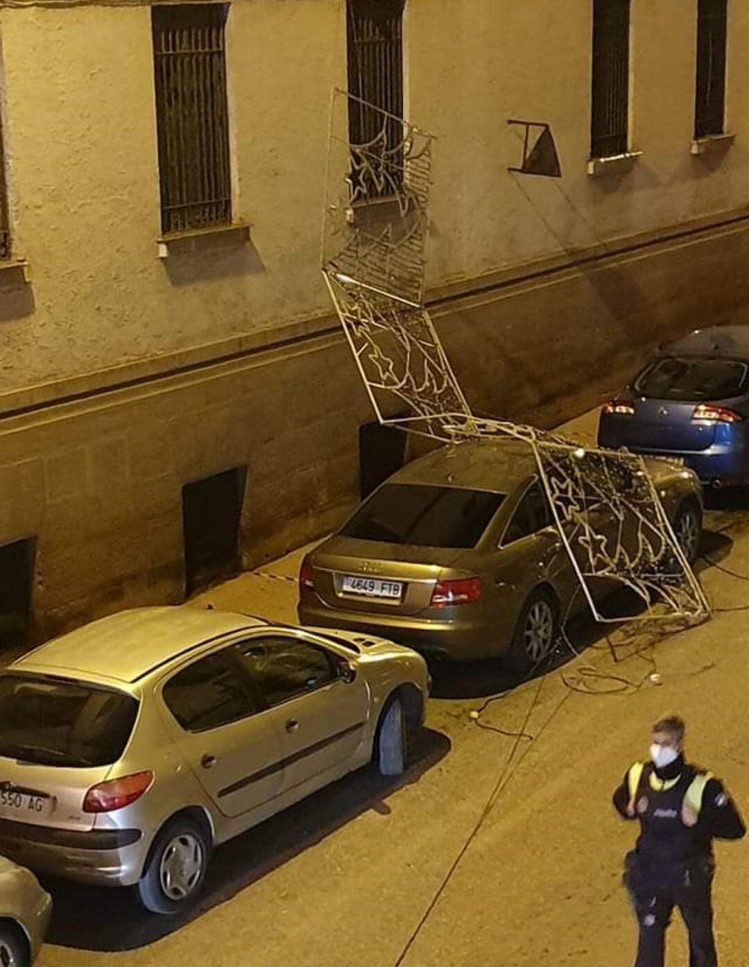 Luces navideñas desprendidas en la calle Tetuán.