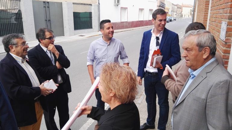 Diego Garzón conversa con vecinos de Fontiveros